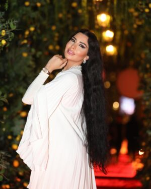 Lamitta Frangieh Instagram - Dubai Nights 🌙✨
Outfit @musedboutique 
📸 @se3aphotography 
Makeup @lasirenegroup 
@palazzoversacedubai 
.
.
#dubainight #lamittafrangieh #palazzoversacedubai #brunette #iconic #ladyinwhite