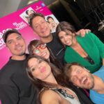Nicolás Vázquez Instagram - Gracias por tanto amor! Feliz y orgulloso de dirigir este proyecto que hace sentir, conectar y emocionar tanto! @gimeaccardi y @andresgill se entregan en el escenario y hacen un trabajo extraordinario, por eso el público lo recibió con todo! 🩷
Feliz de tener un equipo que confia y me acompaña en todas, trabajando con pasión, unión y muchísimo amor. Imposible que entren todos en una foto. Gracias a cada uno por darlo todo! 
El poder del amor! 🩷♾️