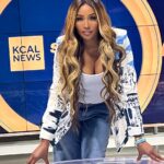 Cynthia Bailey Instagram - “breaking news. i am still standing on business.”🎤

jacket: @jovanifashions 
bracelets: @malscustomjewelry 

#hotoffthepress 

@ginaeverett 
@_ooohhoney