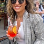 Jessie James Decker Instagram - It’s cocktail time sweet cheeks 🍾 dis is your sign to pour you a lil sumthin’ sumthin’ ( ps my cute wine glasses are now available at Walmart) link in bio 🫶🏼❤️🍾 

COMMENT 🍾 and LIKE to win this wine glass set 🙌🏽🍾🫶🏼 ( must be following me and @justfeedme )