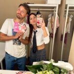 Gimena Accardi Instagram – finalmente, esta semana estrenamos EN OTRAS PALABRAS, y ni siquiera se como explicar lo que siento. todo es soñado y angelado. hace 25 años trabajo como actriz, y sin dudas, es el proyecto más sensible y hermoso que hice. distinto a todo y mágico. las críticas son unánimes y superaron todas nuestras espectativas, aplauden de pie y llenaron las funciones. GRACIAS! estamos bajo la dirección y el comando de @nicovazquezok que encontró esta pieza inglesa y la adaptó como los dioses, nos dirigió con la sensibilidad, exigencia y detallismo que requiere una obra así y logró sacar lo mejor de nosotros, te amo, sos EL UNO. un actor amigo que deja la vara muy alta y es la revelación absoluta, me encanta trabajar con vos @andresgill gracias por tu sutileza y entrega arriba del escenario, sos bábaro! una puesta de luces que cobra vida y es un “3er personaje” de la mano de @mariano_demaria el NUMERO UNO en esto! sos fabuloso! la escenografía mitad naturalismo y mitad onírica para explicar a la perfección distintos mundos, sos un capo total @tato.jpg . nuestro asistente de dirección @grassicris siempre al pie, poniendole toda la pasión posible, gracias por estar siempre! los productores de lujo que son familia y amigos, los amo @armodamian @candelariaaudi @paulkirzner y el vestuario que cuenta historias año tras año, gracias @vanemascolook 
todo el equipo técnico que está detrás haciendo todo para que nos luzcamos, abal, seba, gusti, brenda, flor, laura, joaco, sabri, charlie, pablo y charly 2. 
y gracias a la sala @teatrometropolitanok y sus encargados: pablo kompel, ariel stolier, jon goransky y carla por la calidez y el hermoso recibimiento de esta pieza. y gracias a lxs acomodadores, boleterxs y limpieza, todos divinos! ESTAMOS MEGA FELICEEEEES! los esperamos!  @enotraspalabrasteatro