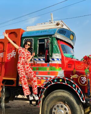 Beauty Gonzalez Instagram - These Trucks , Buses , Tuk Tuk’s , and Tractors all over India similar to our very own Jeeps and tricycles are painted,  embellished  and decorated.
Every available space Pimped out!
It seems not only us Pinoys have HORROR VACUII in our blood. 
More is More is our Mantra! 😆

More please! 🩷