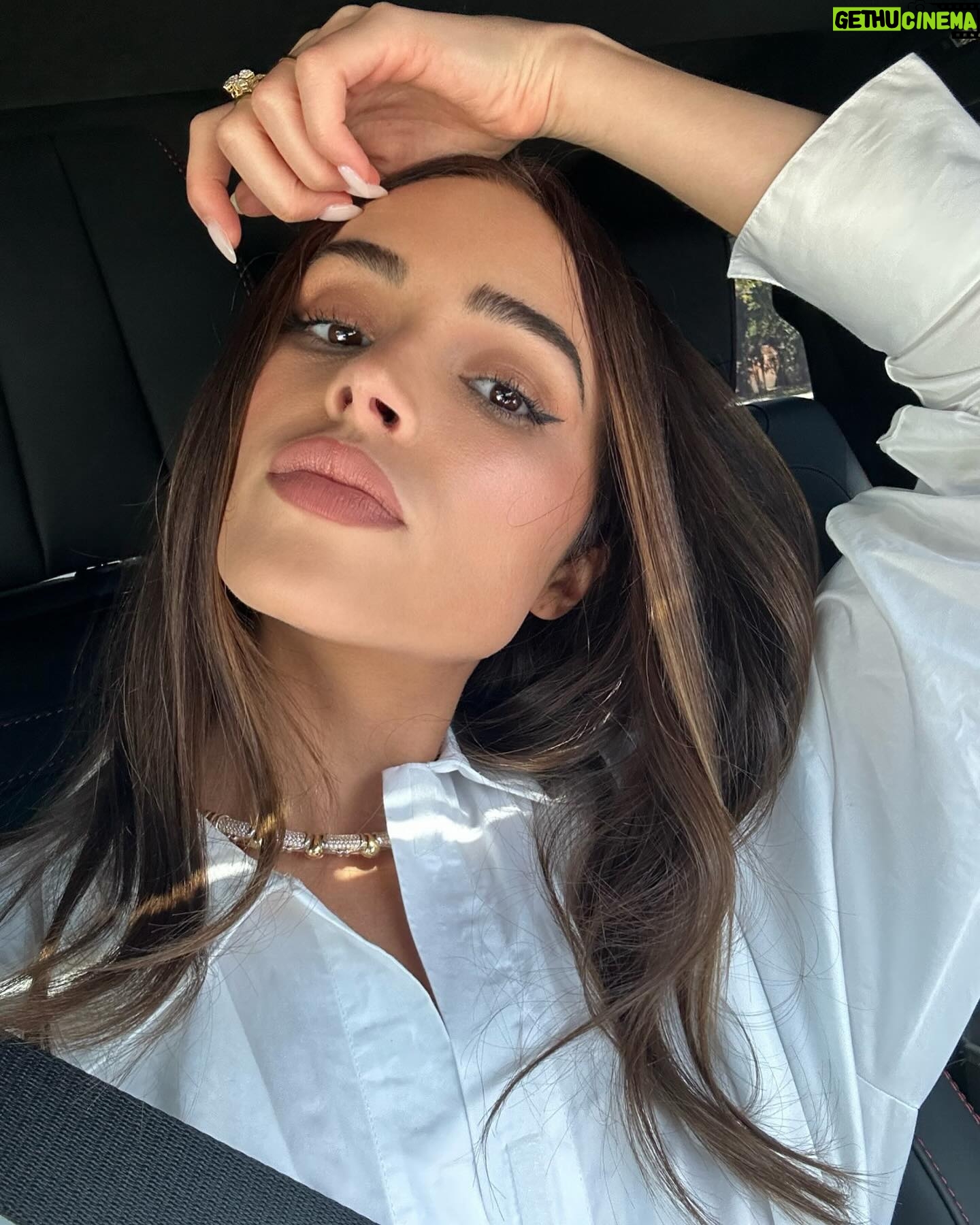 Olivia Culpo Instagram - 🤍 @rainbowkjewelry @khaite