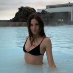 Macarena Achaga Instagram – usa protector solar 🧴 aunque esté nublado ⛅️ 
como yo 👆🏻 en THE BLUE LAGOON en Islandia!! 

a mi me gusta el de @larocheposay 💕🧴💘♥️👅🦋🌼✨⭐️
•⁠ acuérdate de re-aplicar cada dos horas 
•⁠ así evitas envejecimiento piel
•⁠ y previene manchitassss 

#AntesDeAnthelios #publicidad