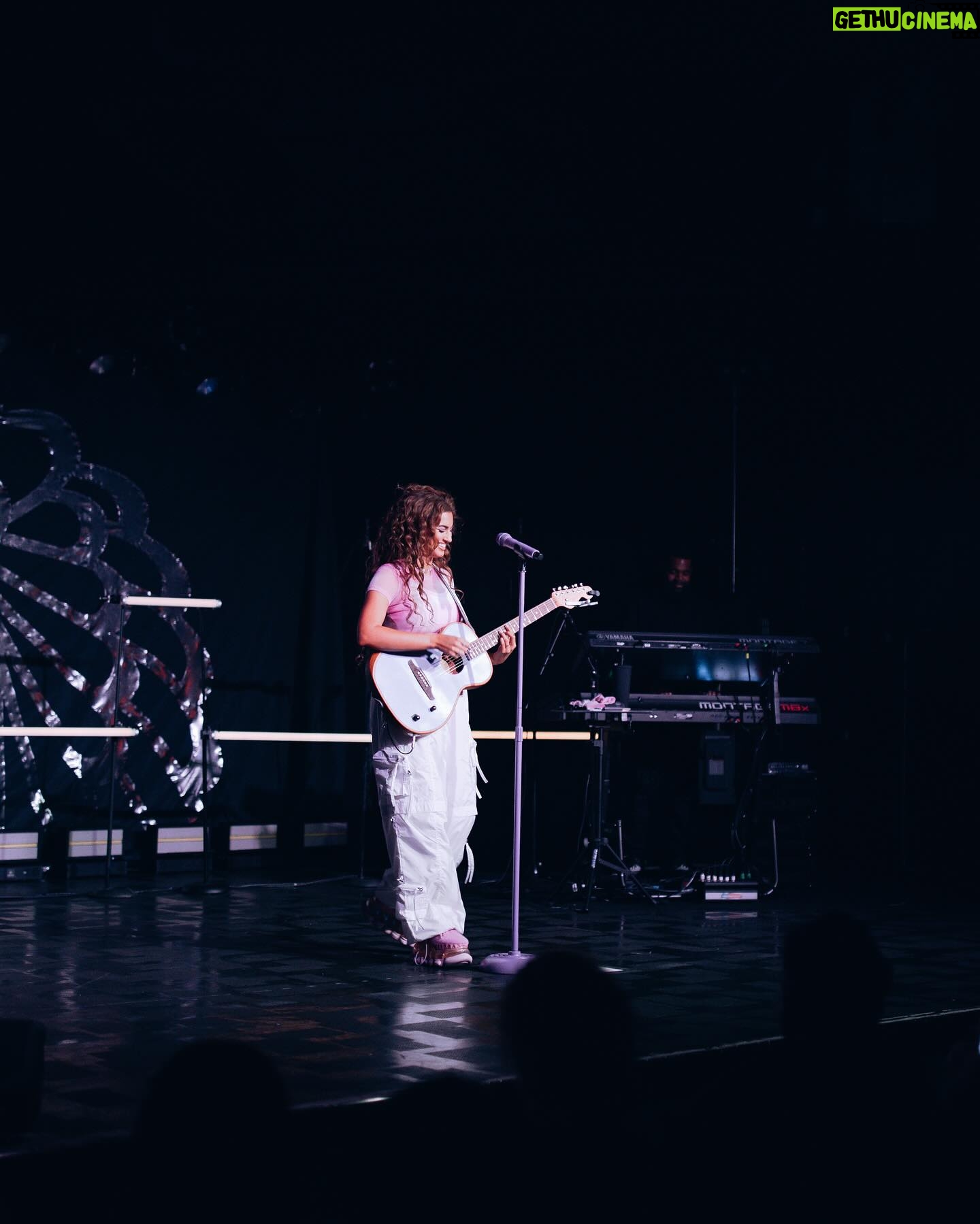 Tori Kelly Instagram - thank u ventura sacramento !!! ♡⁎⁺˳✧༚
what an incredible way to kick off this 1st leg of tour!! ☁️