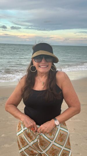 Susana Vieira Instagram - Como eu amo o Ceará! Que alegria poder estar aqui no teatro Riomar com a minha peça “Shirley Valentine”!!! Hoje tem e amanhã também ❤️ Espero vocês!!!
