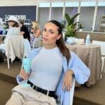 Daniela Calle Instagram - Entre a ver caballos y sali viendo doble 😜 mentiras pero si me dieron una caja de mi champaña favorita 🍾🥂🩵
Gracias @champagnepiaff por la invitacion al @longinesglobalchampionstour de Miami Beach 🏖️🐴

Cadena de manifestación en los comentarios para que sea yo la que esté ahi en el podio algún dia 🤞🏼👇🏼