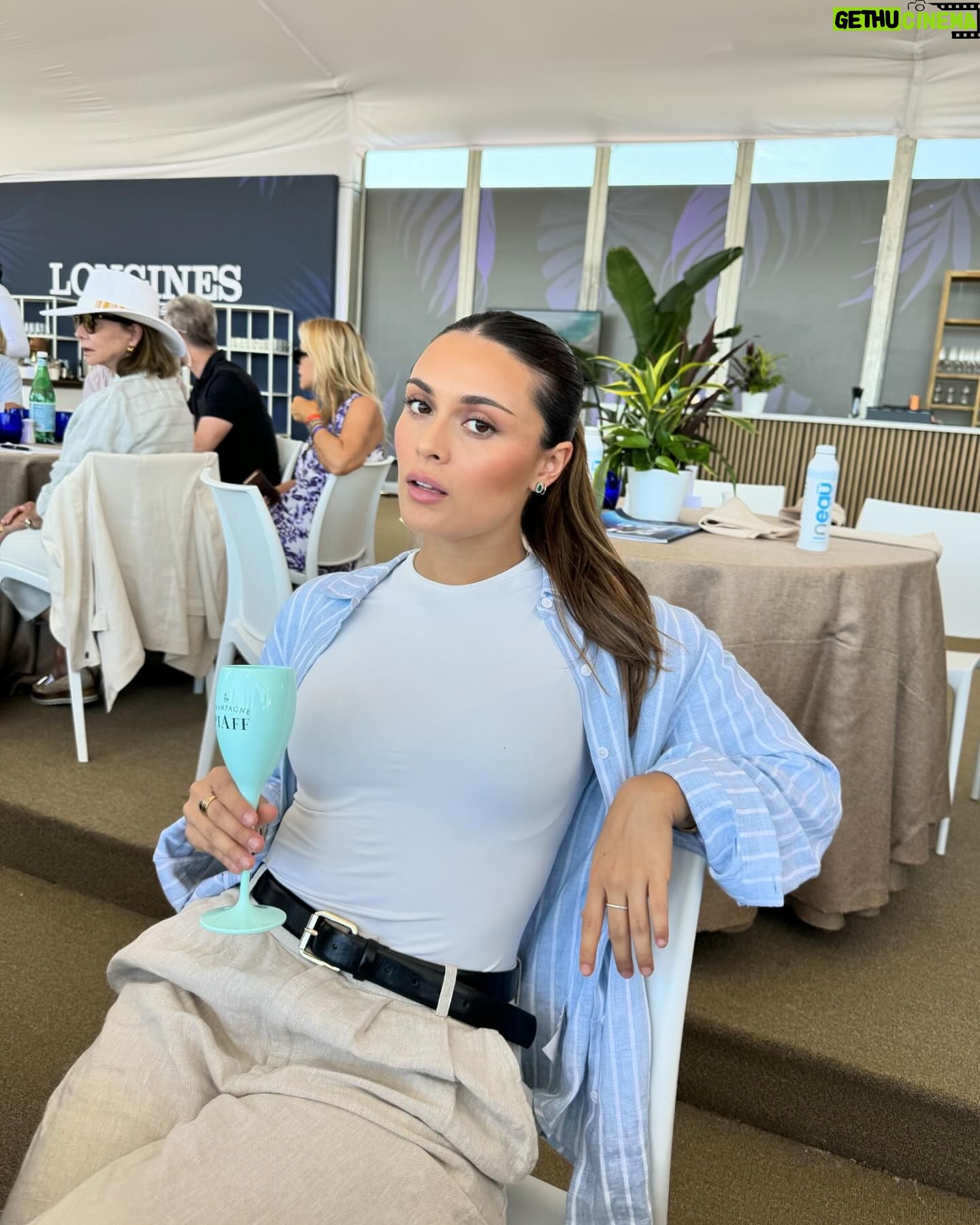 Daniela Calle Instagram - Entre a ver caballos y sali viendo doble 😜 mentiras pero si me dieron una caja de mi champaña favorita 🍾🥂🩵
Gracias @champagnepiaff por la invitacion al @longinesglobalchampionstour de Miami Beach 🏖️🐴
Cadena de manifestación en los comentarios para que sea yo la que esté ahi en el podio algún dia 🤞🏼👇🏼