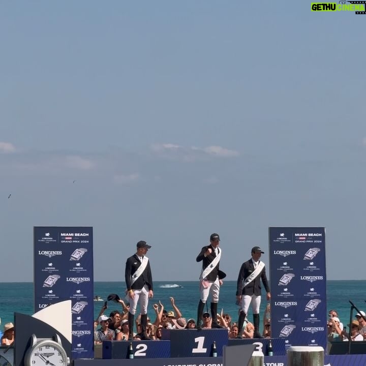 Daniela Calle Instagram - Entre a ver caballos y sali viendo doble 😜 mentiras pero si me dieron una caja de mi champaña favorita 🍾🥂🩵
Gracias @champagnepiaff por la invitacion al @longinesglobalchampionstour de Miami Beach 🏖️🐴
Cadena de manifestación en los comentarios para que sea yo la que esté ahi en el podio algún dia 🤞🏼👇🏼