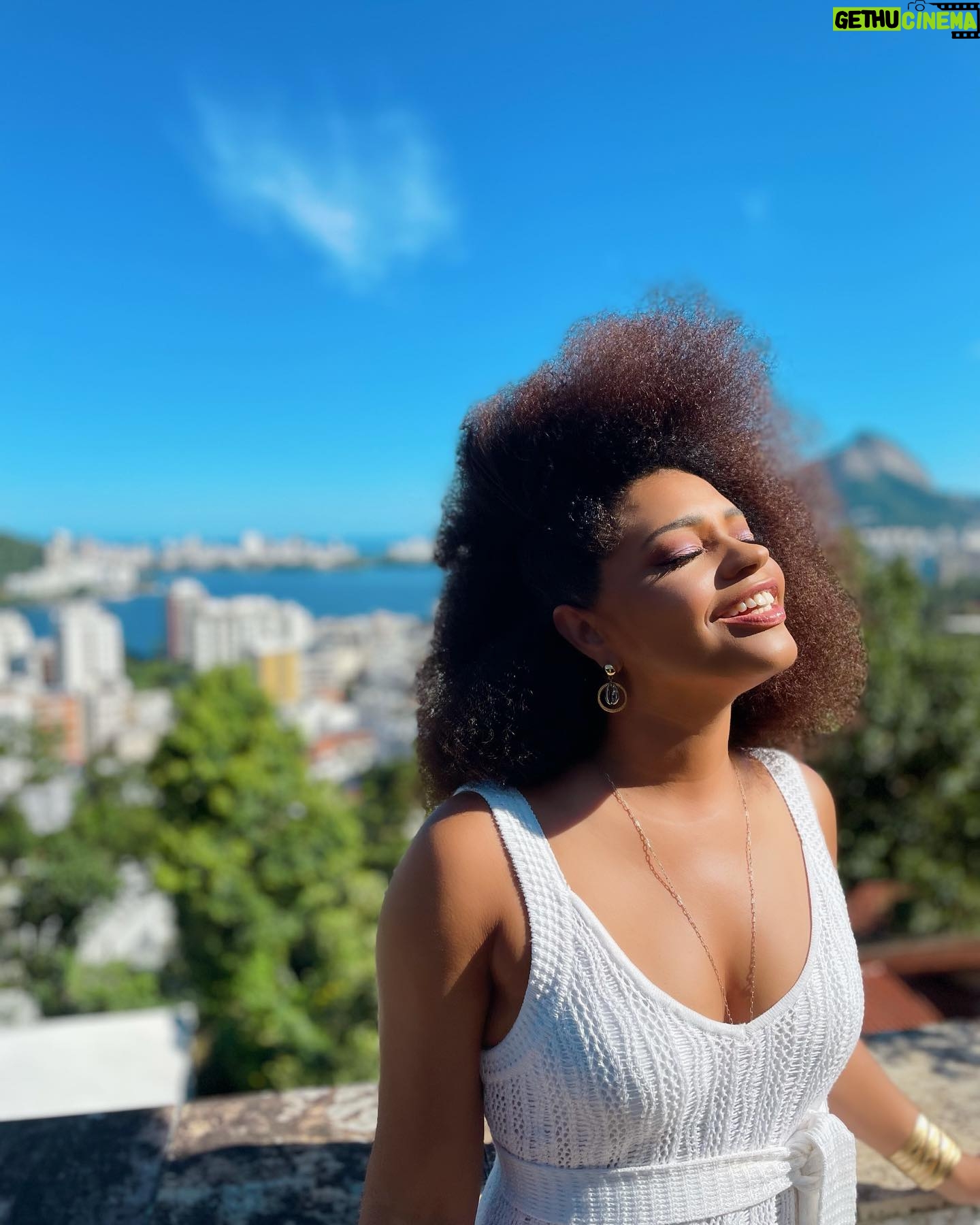 Juliana Alves Instagram - Fiquei mais ausente nas últimas 3 semanas, né?
Estava mergulhada em uma rotina intensa e desafiadora, uma experiência de trabalho nova pra mim e algo inédito pro público!
Muita alegria de me sentir fazendo algo grandioso em vários aspectos!
Bem vejo a hora de compartilhar com vocês! Tudo no momento certo.
Por ora, só gratidão a todos me trouxeram até aqui.
📿 🙏🏾