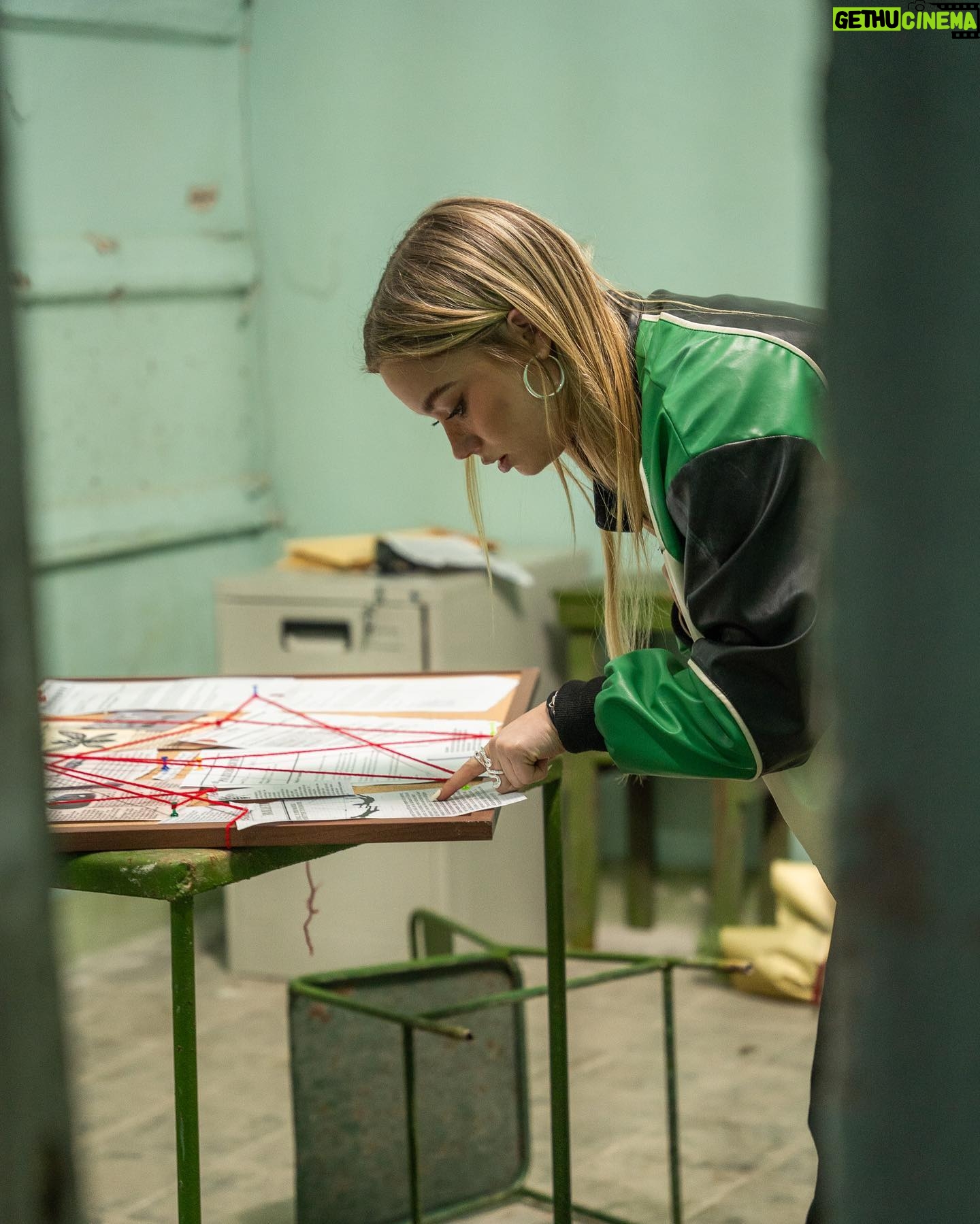 Julia Beautx Instagram - Was wir alles in Albanien erlebt haben - ein Drama in 8 Bildern und Videos:
Nr. 1: Wir in Handschellen 🥲
Nr. 2: Wir in irgendeinem Bunker mitten in Albanien aus dem wir ausbrechen mussten.
Nr. 3: Ich (Julia), als ich erfahren habe, dass ich endlich wieder gepunktet habe! 🥹
Nr. 4: Ich (Joey), als ich erfahren habe, dass @funk unsere Verhaftung geplant haben, nur um jetzt ein Exit Game zu spielen. (Wtf?!)
Nr. 5: Das Team, als es einfach noch gefilmt hat, während wir festgenommen wurden.
Nr. 6: Ich (Julia), bevor ich den halben Raum auseinandergenommen habe, um dieses Exit Game zu lösen.
Nr. 7: Wir, als wir endlich wieder ins Freie durften! ✨
Nr. 8: Wir, als wir immer noch dachten, dass diese Verhaftung echt ist. (Danke für nichts.)
#juliabeautx #joeysjungle #juliavsjoey