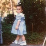 Merve Boluğur Instagram - Karşınızda küçük merve:))) değişmiş miyim?bir dönem foto modellik yapmıştım sanırım Küçükkende severmişim..özgür ruhlu bir çocuktum annemin elini bırakır giderdim halada pek birşey değişmedi🙂🙂annem özenerek giydirirdi..yorumlarda buluşalım😍