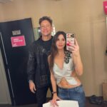 Nicolás Vázquez Instagram - Gracias por tanto amor! Feliz y orgulloso de dirigir este proyecto que hace sentir, conectar y emocionar tanto! @gimeaccardi y @andresgill se entregan en el escenario y hacen un trabajo extraordinario, por eso el público lo recibió con todo! 🩷
Feliz de tener un equipo que confia y me acompaña en todas, trabajando con pasión, unión y muchísimo amor. Imposible que entren todos en una foto. Gracias a cada uno por darlo todo! 
El poder del amor! 🩷♾️
