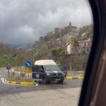 Julia Beautx Instagram - Was wir alles in Albanien erlebt haben - ein Drama in 8 Bildern und Videos: 
Nr. 1: Wir in Handschellen 🥲 
Nr. 2: Wir in irgendeinem Bunker mitten in Albanien aus dem wir ausbrechen mussten. 
Nr. 3: Ich (Julia), als ich erfahren habe, dass ich endlich wieder gepunktet habe! 🥹 
Nr. 4: Ich (Joey), als ich erfahren habe, dass @funk unsere Verhaftung geplant haben, nur um jetzt ein Exit Game zu spielen. (Wtf?!) 
Nr. 5: Das Team, als es einfach noch gefilmt hat, während wir festgenommen wurden. 
Nr. 6: Ich (Julia), bevor ich den halben Raum auseinandergenommen habe, um dieses Exit Game zu lösen. 
Nr. 7: Wir, als wir endlich wieder ins Freie durften! ✨
Nr. 8: Wir, als wir immer noch dachten, dass diese Verhaftung echt ist. (Danke für nichts.)

#juliabeautx #joeysjungle #juliavsjoey