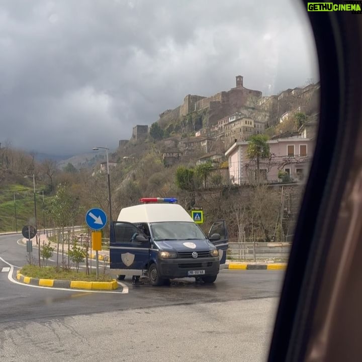 Julia Beautx Instagram - Was wir alles in Albanien erlebt haben - ein Drama in 8 Bildern und Videos:
Nr. 1: Wir in Handschellen 🥲
Nr. 2: Wir in irgendeinem Bunker mitten in Albanien aus dem wir ausbrechen mussten.
Nr. 3: Ich (Julia), als ich erfahren habe, dass ich endlich wieder gepunktet habe! 🥹
Nr. 4: Ich (Joey), als ich erfahren habe, dass @funk unsere Verhaftung geplant haben, nur um jetzt ein Exit Game zu spielen. (Wtf?!)
Nr. 5: Das Team, als es einfach noch gefilmt hat, während wir festgenommen wurden.
Nr. 6: Ich (Julia), bevor ich den halben Raum auseinandergenommen habe, um dieses Exit Game zu lösen.
Nr. 7: Wir, als wir endlich wieder ins Freie durften! ✨
Nr. 8: Wir, als wir immer noch dachten, dass diese Verhaftung echt ist. (Danke für nichts.)
#juliabeautx #joeysjungle #juliavsjoey