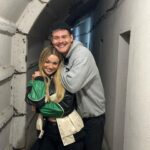 Julia Beautx Instagram - Was wir alles in Albanien erlebt haben - ein Drama in 8 Bildern und Videos: 
Nr. 1: Wir in Handschellen 🥲 
Nr. 2: Wir in irgendeinem Bunker mitten in Albanien aus dem wir ausbrechen mussten. 
Nr. 3: Ich (Julia), als ich erfahren habe, dass ich endlich wieder gepunktet habe! 🥹 
Nr. 4: Ich (Joey), als ich erfahren habe, dass @funk unsere Verhaftung geplant haben, nur um jetzt ein Exit Game zu spielen. (Wtf?!) 
Nr. 5: Das Team, als es einfach noch gefilmt hat, während wir festgenommen wurden. 
Nr. 6: Ich (Julia), bevor ich den halben Raum auseinandergenommen habe, um dieses Exit Game zu lösen. 
Nr. 7: Wir, als wir endlich wieder ins Freie durften! ✨
Nr. 8: Wir, als wir immer noch dachten, dass diese Verhaftung echt ist. (Danke für nichts.)

#juliabeautx #joeysjungle #juliavsjoey