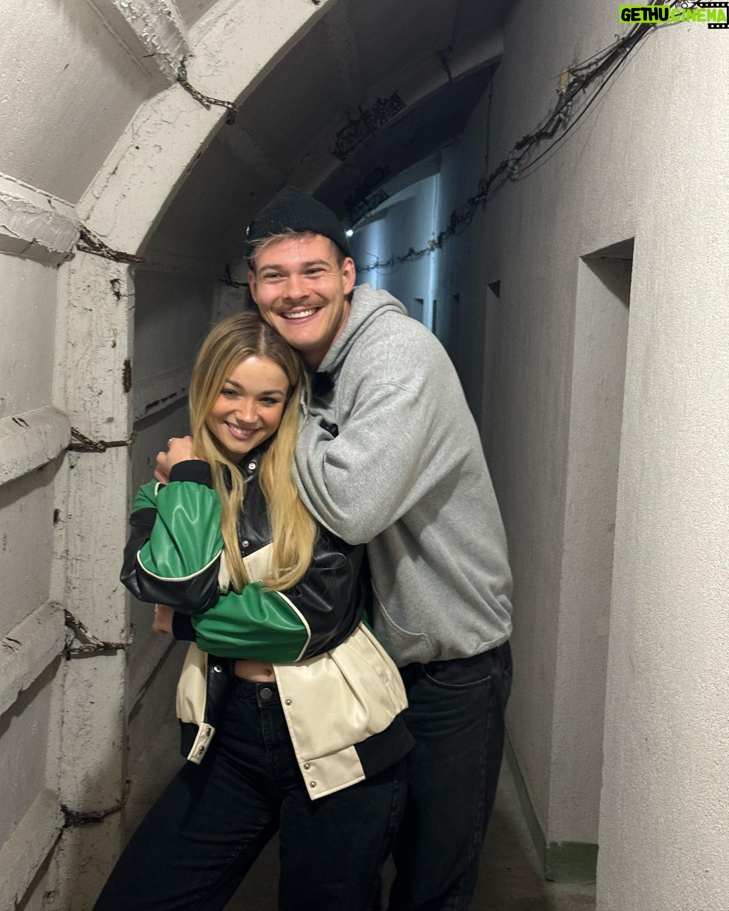 Julia Beautx Instagram - Was wir alles in Albanien erlebt haben - ein Drama in 8 Bildern und Videos:
Nr. 1: Wir in Handschellen 🥲
Nr. 2: Wir in irgendeinem Bunker mitten in Albanien aus dem wir ausbrechen mussten.
Nr. 3: Ich (Julia), als ich erfahren habe, dass ich endlich wieder gepunktet habe! 🥹
Nr. 4: Ich (Joey), als ich erfahren habe, dass @funk unsere Verhaftung geplant haben, nur um jetzt ein Exit Game zu spielen. (Wtf?!)
Nr. 5: Das Team, als es einfach noch gefilmt hat, während wir festgenommen wurden.
Nr. 6: Ich (Julia), bevor ich den halben Raum auseinandergenommen habe, um dieses Exit Game zu lösen.
Nr. 7: Wir, als wir endlich wieder ins Freie durften! ✨
Nr. 8: Wir, als wir immer noch dachten, dass diese Verhaftung echt ist. (Danke für nichts.)
#juliabeautx #joeysjungle #juliavsjoey