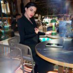 Merve Boluğur Instagram - Bu siyah ceket vazgeçilmezim...tam benimle örtüşen🙂..bu pazarımız şahane geçsin👻