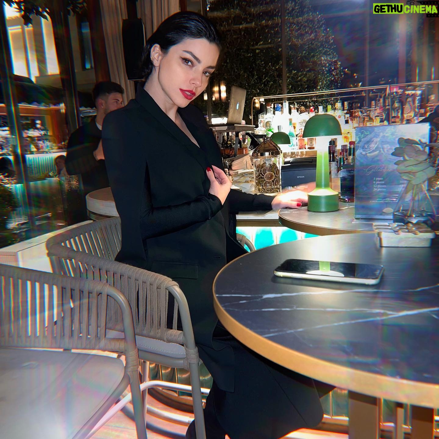 Merve Boluğur Instagram - Bu siyah ceket vazgeçilmezim...tam benimle örtüşen🙂..bu pazarımız şahane geçsin👻