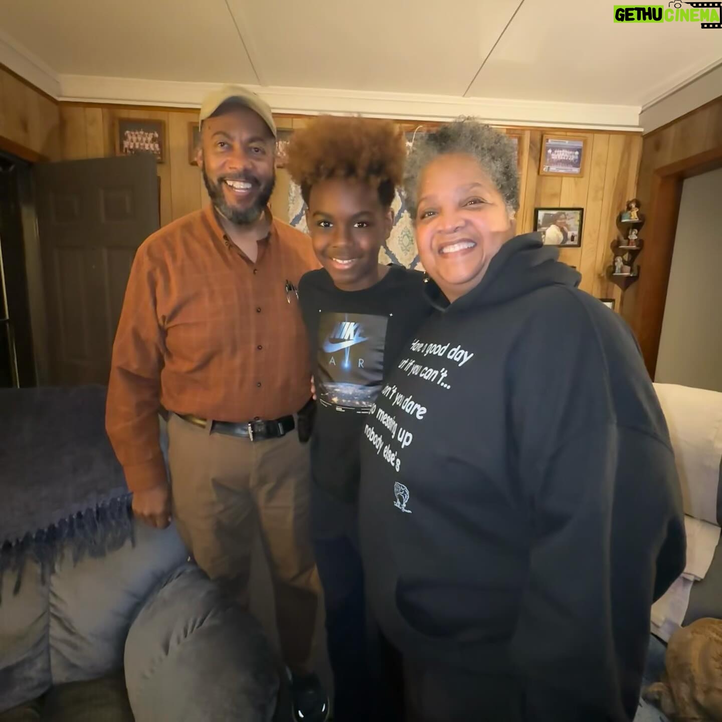 Tabitha Brown Instagram - This past week has been amazing!! I’m so grateful for my family and for the love we share!! There truly is no place like home! Until next time Eden, NC❤️&✌🏾 #family #love #tabithabrown