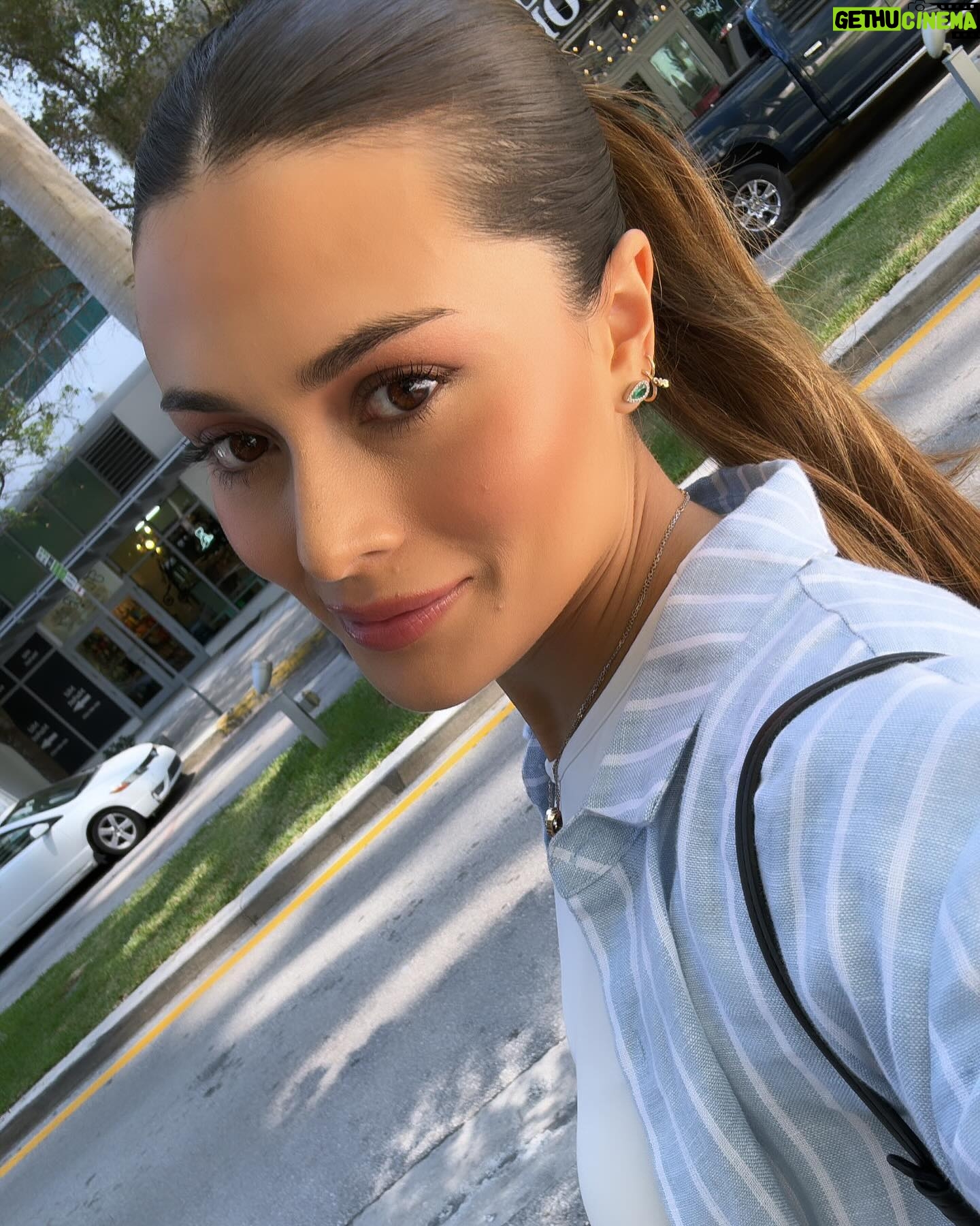 Daniela Calle Instagram - Entre a ver caballos y sali viendo doble 😜 mentiras pero si me dieron una caja de mi champaña favorita 🍾🥂🩵
Gracias @champagnepiaff por la invitacion al @longinesglobalchampionstour de Miami Beach 🏖️🐴
Cadena de manifestación en los comentarios para que sea yo la que esté ahi en el podio algún dia 🤞🏼👇🏼