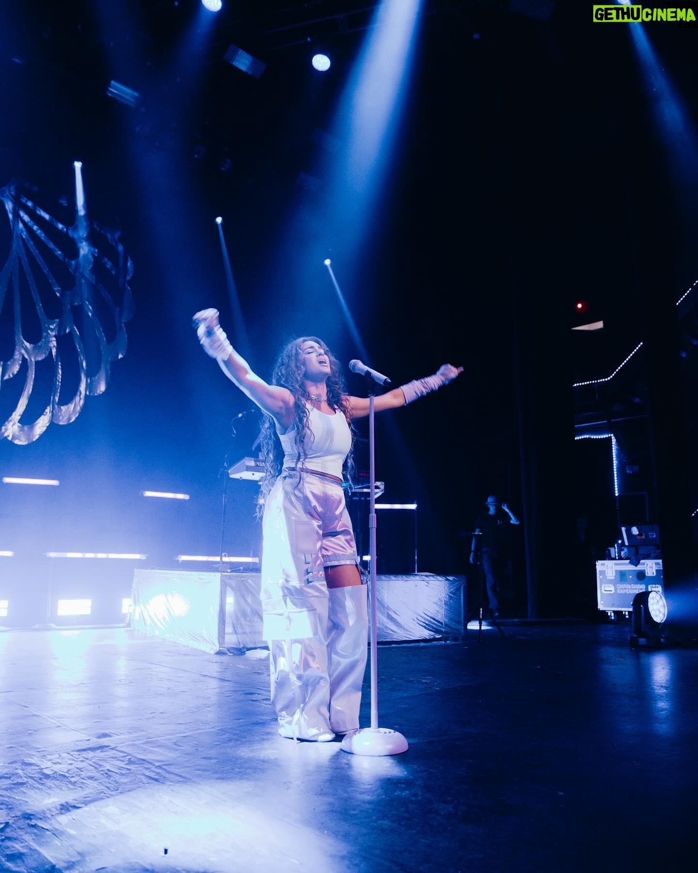 Tori Kelly Instagram - thank u ventura sacramento !!! ♡⁎⁺˳✧༚
what an incredible way to kick off this 1st leg of tour!! ☁️