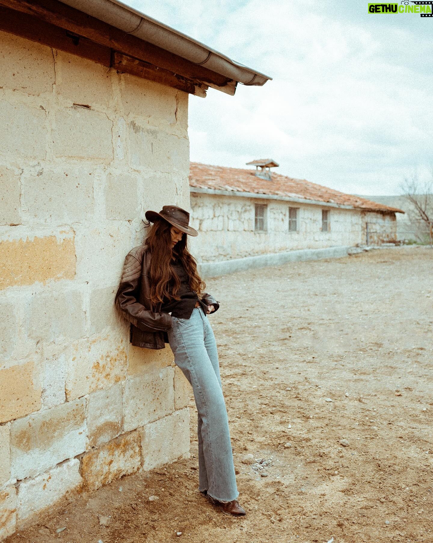 Dilan Çiçek Deniz Instagram - In my red dead redemption era
