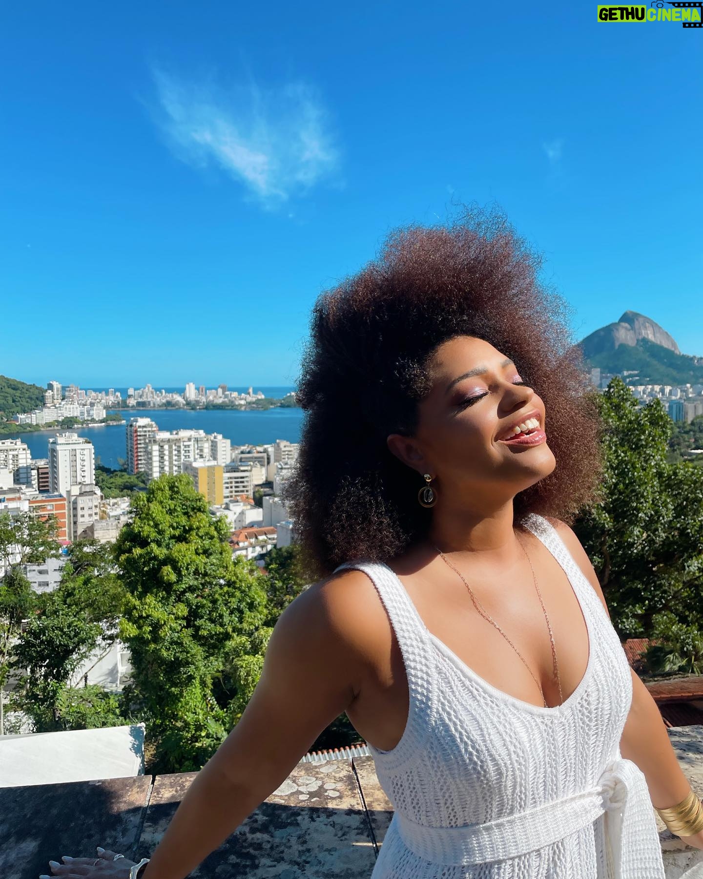 Juliana Alves Instagram - Fiquei mais ausente nas últimas 3 semanas, né?
Estava mergulhada em uma rotina intensa e desafiadora, uma experiência de trabalho nova pra mim e algo inédito pro público!
Muita alegria de me sentir fazendo algo grandioso em vários aspectos!
Bem vejo a hora de compartilhar com vocês! Tudo no momento certo.
Por ora, só gratidão a todos me trouxeram até aqui.
📿 🙏🏾