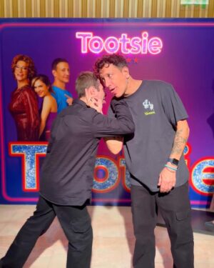 Nicolás Vázquez Instagram - Un carrete de super casi angeles y amor! ❤️
Después de muchos años nos reencontramos con @tomasrossok y fue como si nos hubiéramos visto ayer. El amor está intacto. Hermoso recibirte en el teatro y tus palabras tan especiales para mi.
Obvio que teniamos que hacer uno de nuestros saludos de ficción. 😂
Te quiero mucho!!
🙌🏽🤍