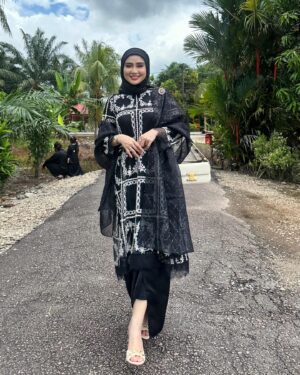 Wawa Zainal Instagram - Raya ke2 . Team black hadir