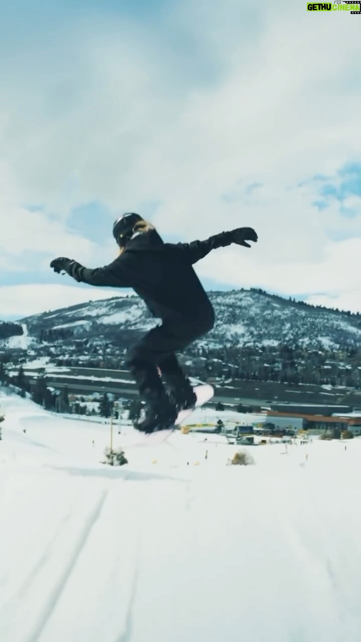 Kinsey Wolanski Instagram - I told myself this winter I wanted to go snowboarding more then just once a year and actually allow myself time to improve and I am now so addicted and excited about my progress 🥹 @woodwardparkcity
#snowboarding #winter #sports