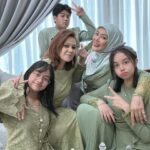 Erra Fazira Instagram – Ramadhan berlabuh, Syawal menjelma,
Dirai gembira dalam suasana sederhana,
Salam dihulur  kemaafan  dipinta
Moga ukhwah  harmoni, dijauh sengketa..
.
Salam Lebaran dari kami,
Erra , EAleesya & family..🥰🥰🥰