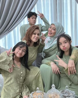 Erra Fazira Instagram - Ramadhan berlabuh, Syawal menjelma,
Dirai gembira dalam suasana sederhana,
Salam dihulur  kemaafan  dipinta
Moga ukhwah  harmoni, dijauh sengketa..
.
Salam Lebaran dari kami,
Erra , EAleesya & family..🥰🥰🥰