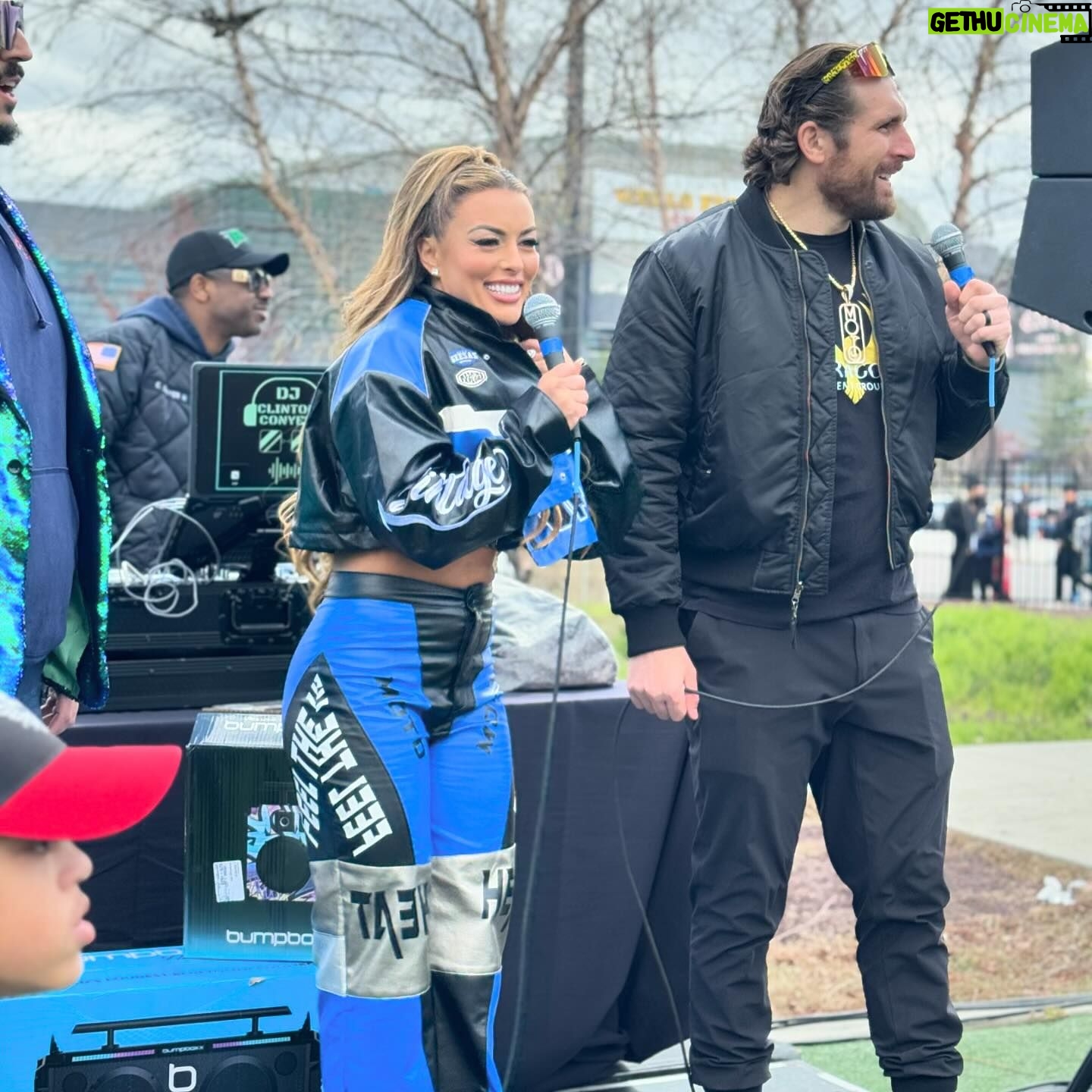 Mandy Rose Instagram - Day 2 💙🙏🏻🥰 Big thanks to all my amazing fans for coming out to see me … MISS YALL 🥹
@bigeventny @officialwrestlecon @thetailgoat @jimmysseafood
MU @annakordash
Hair @senadakxo
Outfit @egoofficial
Stylist @styledbylmc
Lashes @lushmobilebeauty
Extensions @saltylockshairext
📹 @josephashepherd @uphighllc
