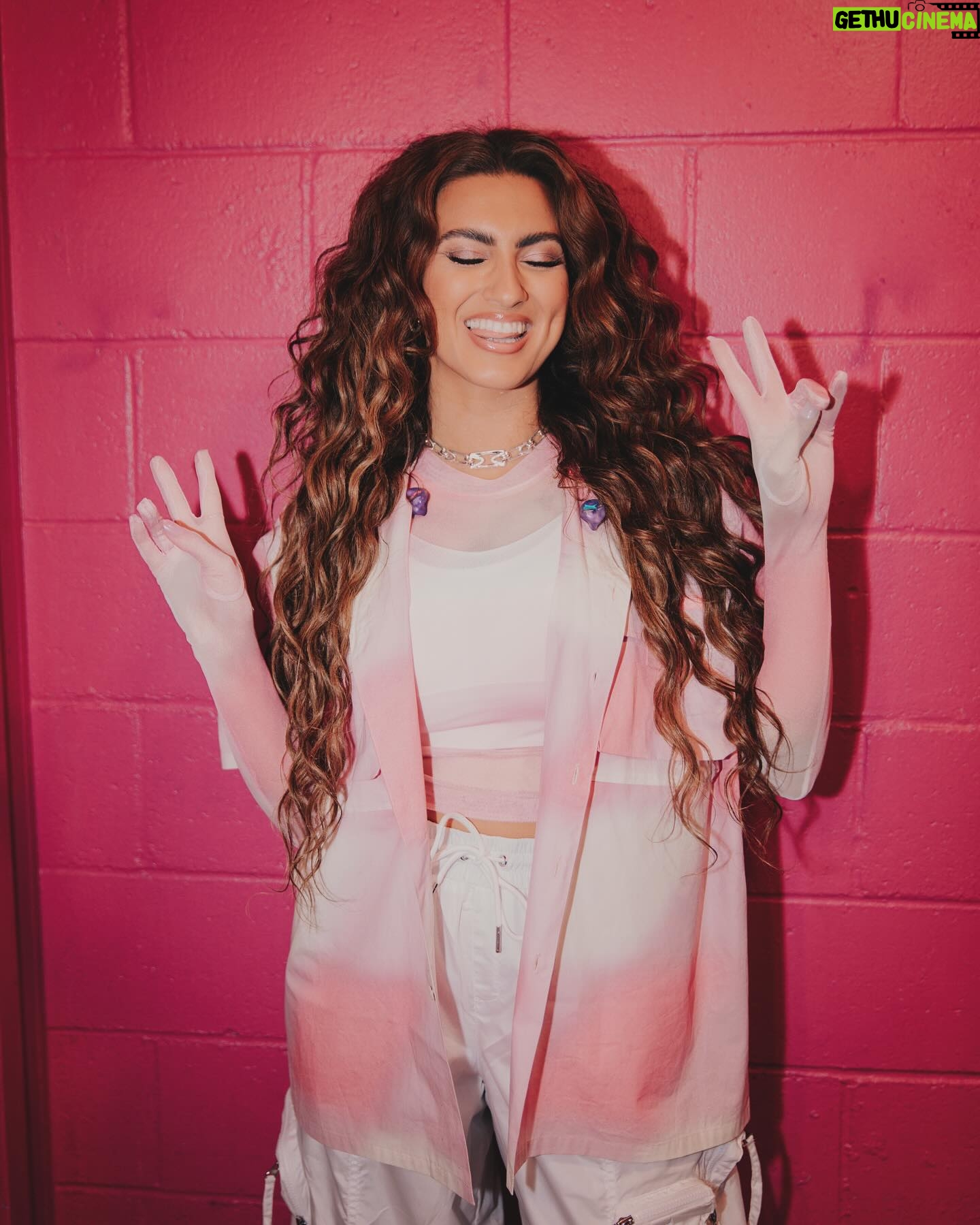 Tori Kelly Instagram - thank u ventura sacramento !!! ♡⁎⁺˳✧༚
what an incredible way to kick off this 1st leg of tour!! ☁️
