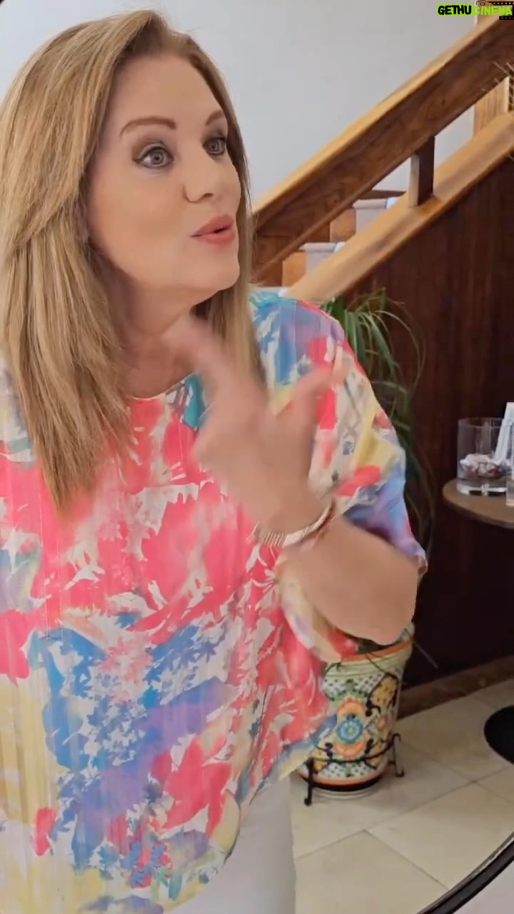 Erika Buenfil Instagram - Te cuento mi secreto para lucir un pelo espectacular en todos mis proyectos y reflejar mi mejor versión… Wella Deluxe con ácido hialurónico ✨
@wellamexico
#Maslibrequenunca #Liberatealcolor #WellaDeluxe #publicidad