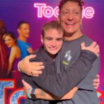 Nicolás Vázquez Instagram – Un carrete de super casi angeles y amor! ❤️
Después de muchos años nos reencontramos con @tomasrossok y fue como si nos hubiéramos visto ayer. El amor está intacto. Hermoso recibirte en el teatro y tus palabras tan especiales para mi.
Obvio que teniamos que hacer uno de nuestros saludos de ficción. 😂
Te quiero mucho!!
🙌🏽🤍