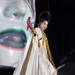 Jolin Tsai Instagram - 哪一夜
騎士們把每個音符都唱滿
自己就像飄在某處靜止了
再也無法用任何語言表達
只想好好牢牢記住那一刻

 #uglybeauty2024深圳站
@whitakermalem