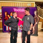 Nicolás Vázquez Instagram – Un carrete de super casi angeles y amor! ❤️
Después de muchos años nos reencontramos con @tomasrossok y fue como si nos hubiéramos visto ayer. El amor está intacto. Hermoso recibirte en el teatro y tus palabras tan especiales para mi.
Obvio que teniamos que hacer uno de nuestros saludos de ficción. 😂
Te quiero mucho!!
🙌🏽🤍