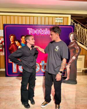 Nicolás Vázquez Instagram - Un carrete de super casi angeles y amor! ❤️
Después de muchos años nos reencontramos con @tomasrossok y fue como si nos hubiéramos visto ayer. El amor está intacto. Hermoso recibirte en el teatro y tus palabras tan especiales para mi.
Obvio que teniamos que hacer uno de nuestros saludos de ficción. 😂
Te quiero mucho!!
🙌🏽🤍