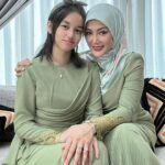Erra Fazira Instagram – Ramadhan berlabuh, Syawal menjelma,
Dirai gembira dalam suasana sederhana,
Salam dihulur  kemaafan  dipinta
Moga ukhwah  harmoni, dijauh sengketa..
.
Salam Lebaran dari kami,
Erra , EAleesya & family..🥰🥰🥰