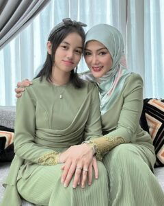 Erra Fazira Instagram - Ramadhan berlabuh, Syawal menjelma,
Dirai gembira dalam suasana sederhana,
Salam dihulur  kemaafan  dipinta
Moga ukhwah  harmoni, dijauh sengketa..
.
Salam Lebaran dari kami,
Erra , EAleesya & family..🥰🥰🥰