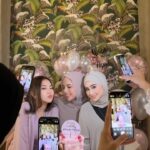 Wawa Zainal Instagram - Happy Birthday bestfriends @mawarashid @w4w4_zainal 🎂💕
After 6months we have finally reunited 🥹 Love both of you so much 🤍

Cake @sugarcandymy