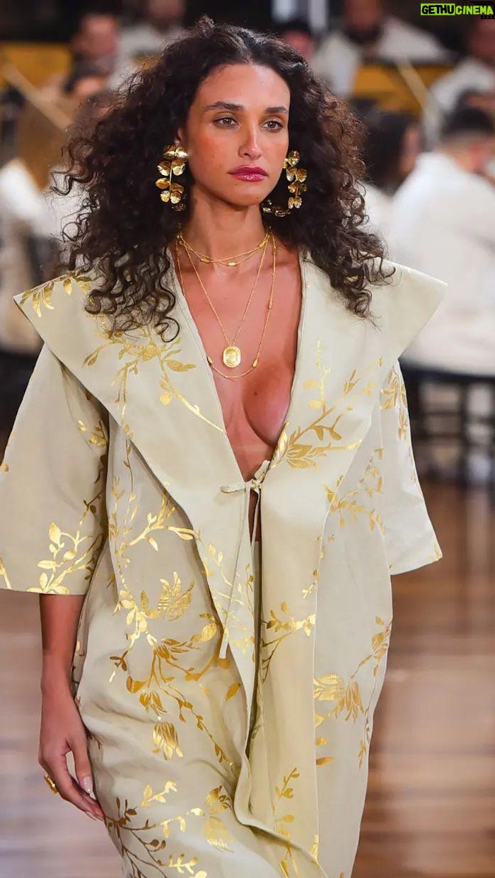 Débora Nascimento Instagram - Que prazer desfilar a convite da @aluf_____ para #SPFW. Aquele sentimento de nostalgia e o friozinho na barriga que eu tava com saudade. Vem comigo nos bastidores feito especialmente para a @bazaarbr!