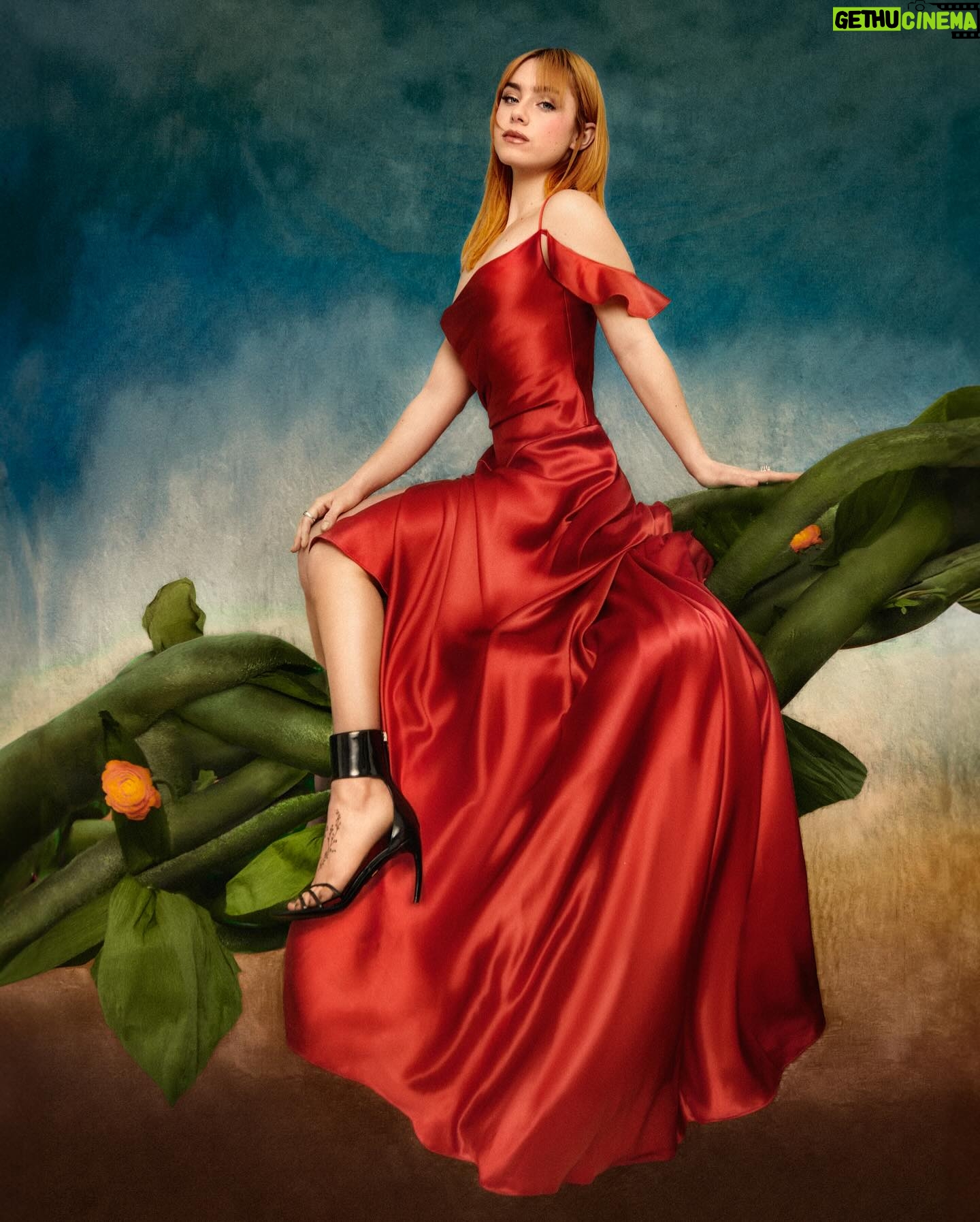 Clara Galle Instagram - The world can be amazing when you’re slightly strange. 🦆
@lemile , I’m on cloud nine, there’s magic in this! Thanks💚🫧
Team:
@cramtalent
Photographer: @leire.cavia
Retouch: @sara.ivars
Art direction: @dysomnia.studio
Stylist: @stylistbymendi
Set Designer: @luchocampos_ and @dysomnia.studio Muah: @pablomaciasr by @armanibeauty
Photo assistant: @david_valor_ and @byevaespinoza
Muah assistant: @tuka.mua
Set assistant: @delfinacomoeldelfin
Stylist assistant: @mariagadez and @v.ttina