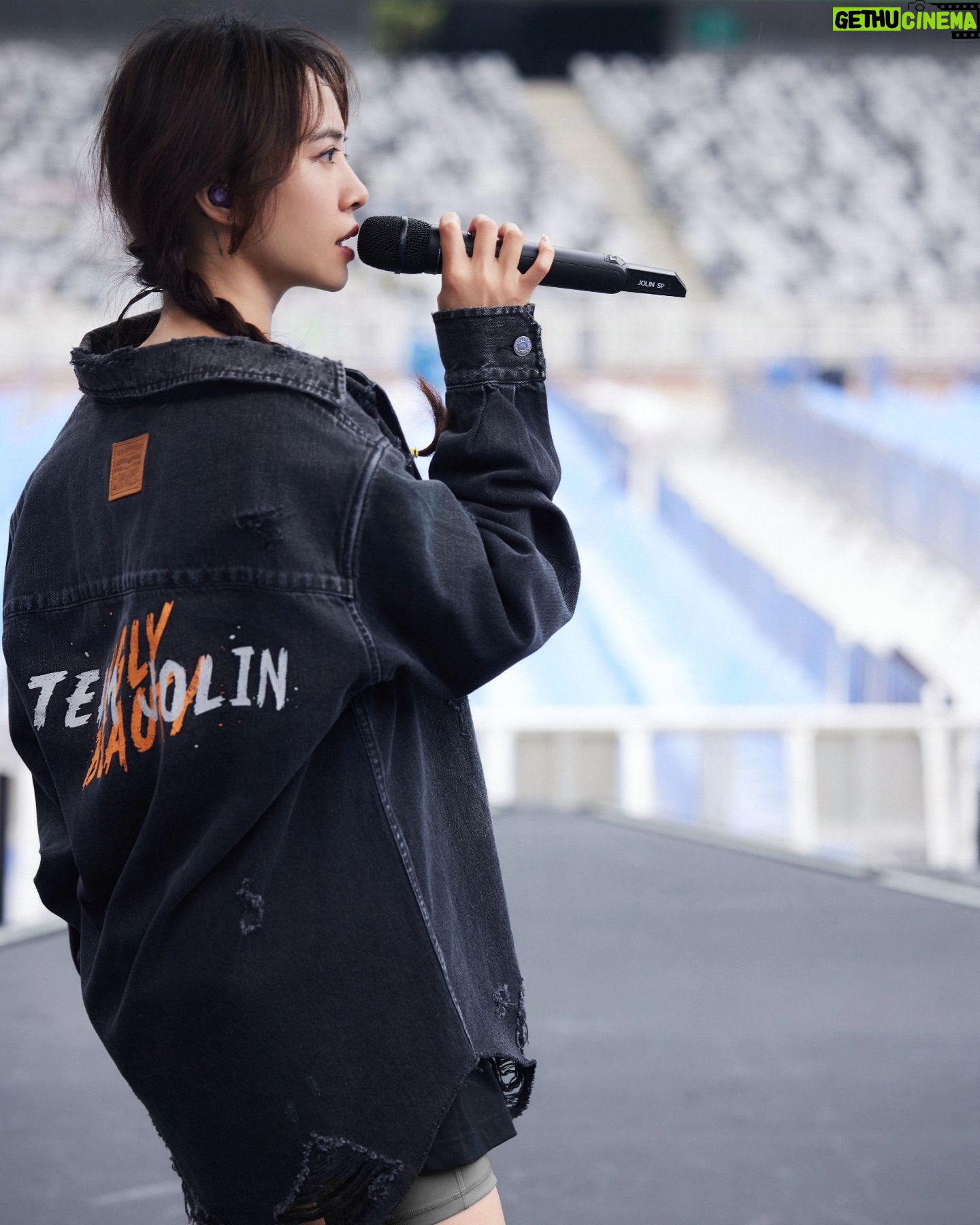 Jolin Tsai Instagram - 謝謝 @levis_hongkong
@levis_taiwan
為Team Jolin打造的Ugly beauty ×Levi's 專屬禮服
#怪有型的
#uglybeauty2024finale
#teamjeans