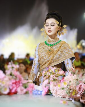 Fan Bingbing Instagram - Hello Thailand! ✨ Sending warm wishes for a blessed and joyful Songkran! 🌟💐🥰