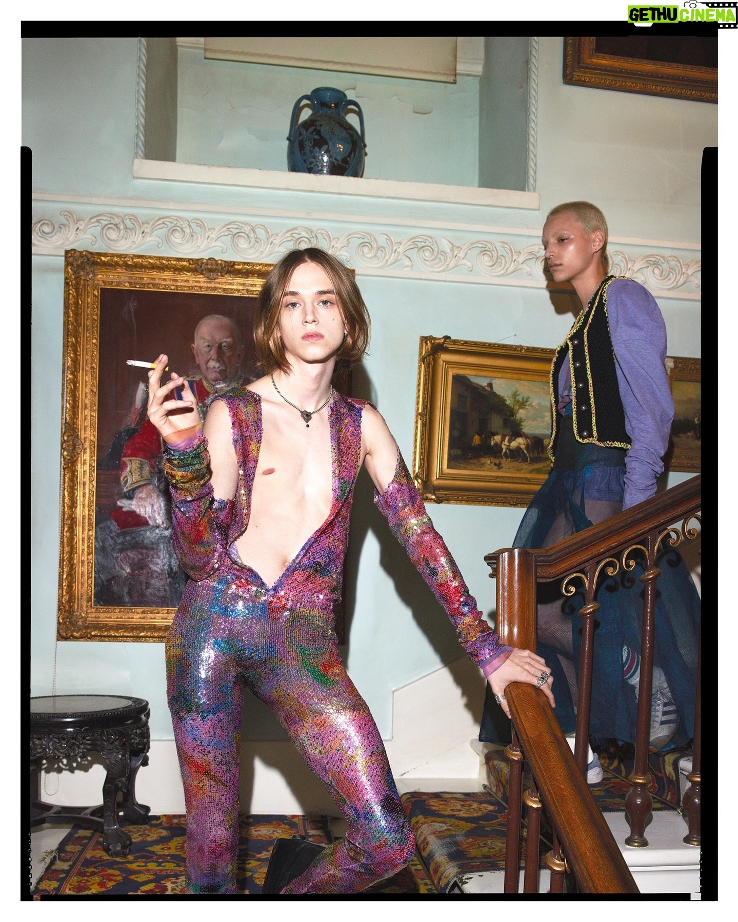 Vivienne Westwood Instagram - Look #33 from the Andreas Kronthaler for Vivienne Westwood Spring-Summer 2024 collection, as featured in @m_magazine
Photographer @mertalas
Stylist @emmanuellealt
#AKVWSS24