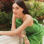 Cemre Baysel Instagram - @instyleturkish de bu ay ben varım!
Şahane bir ekiple muhteşem bir çekim yaptık.
Beni prenses gibi hissettirdiğiniz için çoook teşekkürler 💚🍃