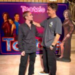 Nicolás Vázquez Instagram – Un carrete de super casi angeles y amor! ❤️
Después de muchos años nos reencontramos con @tomasrossok y fue como si nos hubiéramos visto ayer. El amor está intacto. Hermoso recibirte en el teatro y tus palabras tan especiales para mi.
Obvio que teniamos que hacer uno de nuestros saludos de ficción. 😂
Te quiero mucho!!
🙌🏽🤍